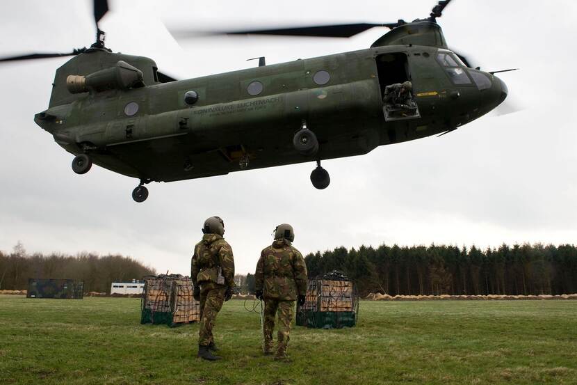 Archieffoto van een Chinook-transporthelikopter die materieel dropt.