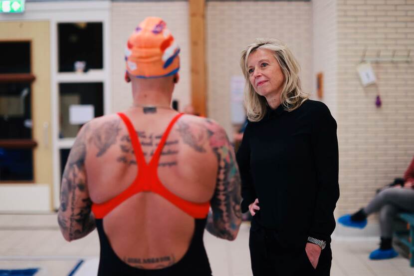 Minister Ollongren in gesprek met een Invictus-sporter.