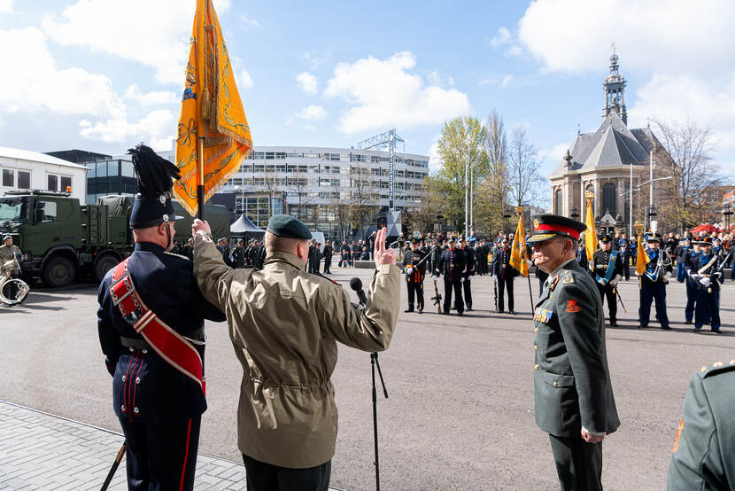 Militairen op het Spuiplein in Den Haag.
