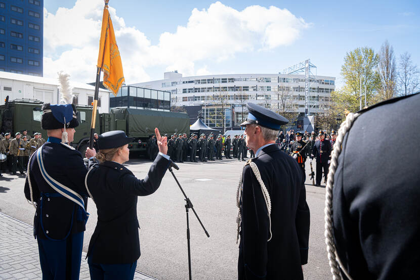 Beëdiging van een marechaussee op het Spuiplein in Den Haag.