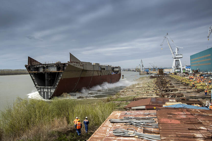 Rompdeel  Combat Support Ship wordt te water gelaten.