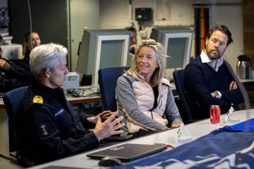 Ollongren in gesprek met commandeur Ad van de Sande.