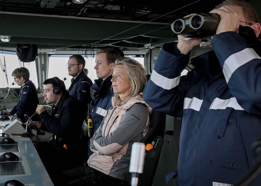 Op de brug van Zr.Ms. De Zeven Provinciën.