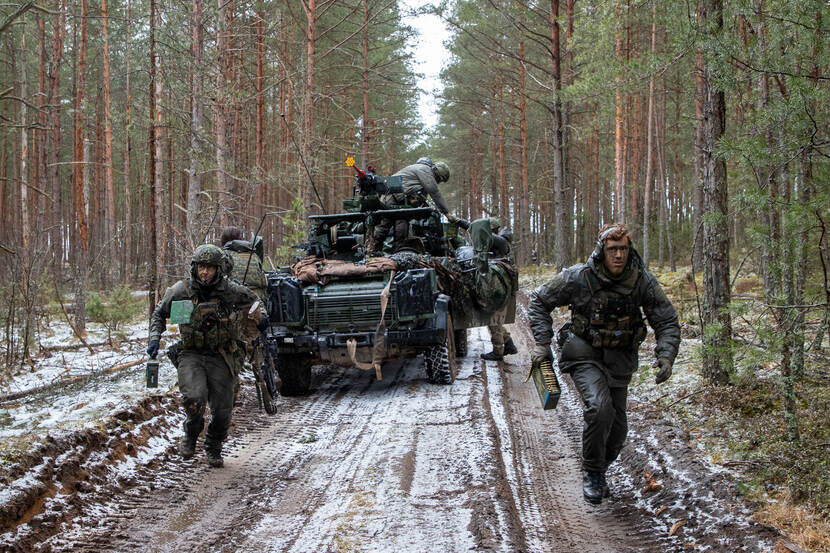 Nederlandse militairen en jeep in winterse Litouwse bossen.