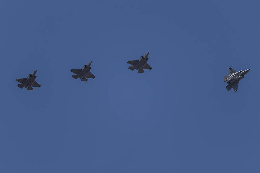 4 F-35's in de lucht.
