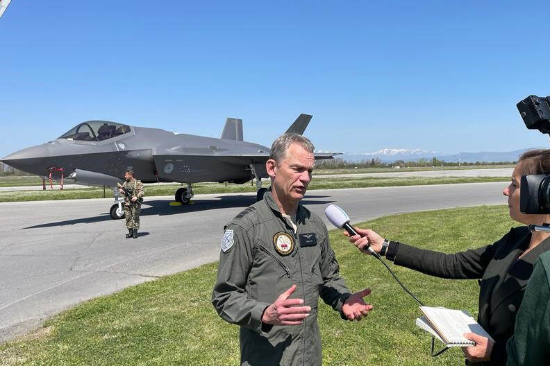 Luyt staat de media te woord. F-35 op de achtergrond.