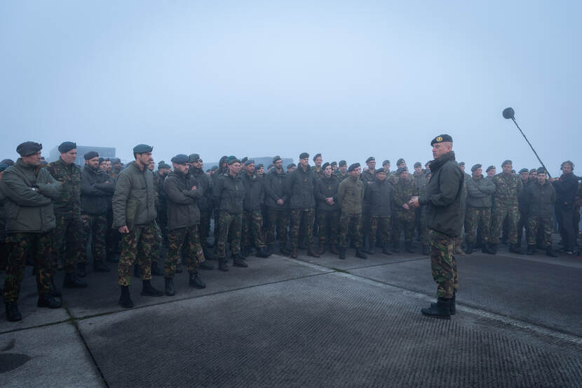 Luitenant-generaal Martin Wijnen spreekt de militairen van het Patriot-detachement toe.