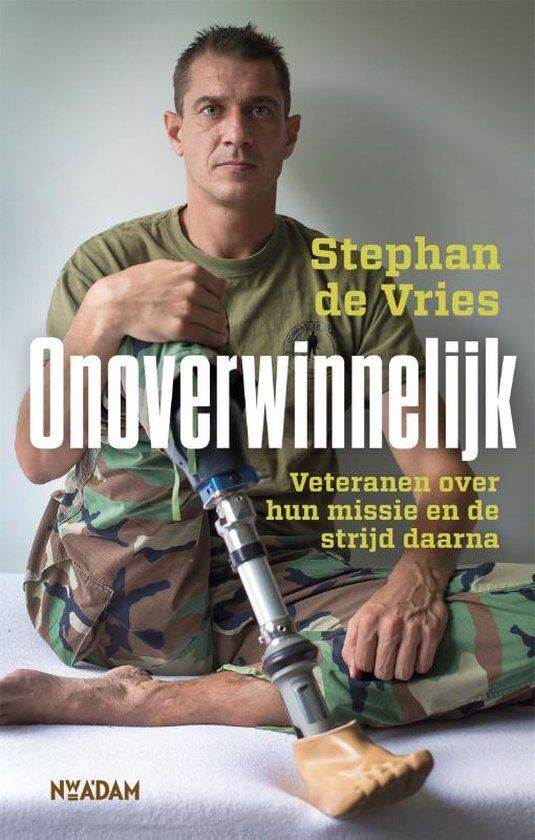 Affiche met de tekst: Stephan de Vries, Onoverwinnelijk - Veteranen over hun missie en de strijd daarna.