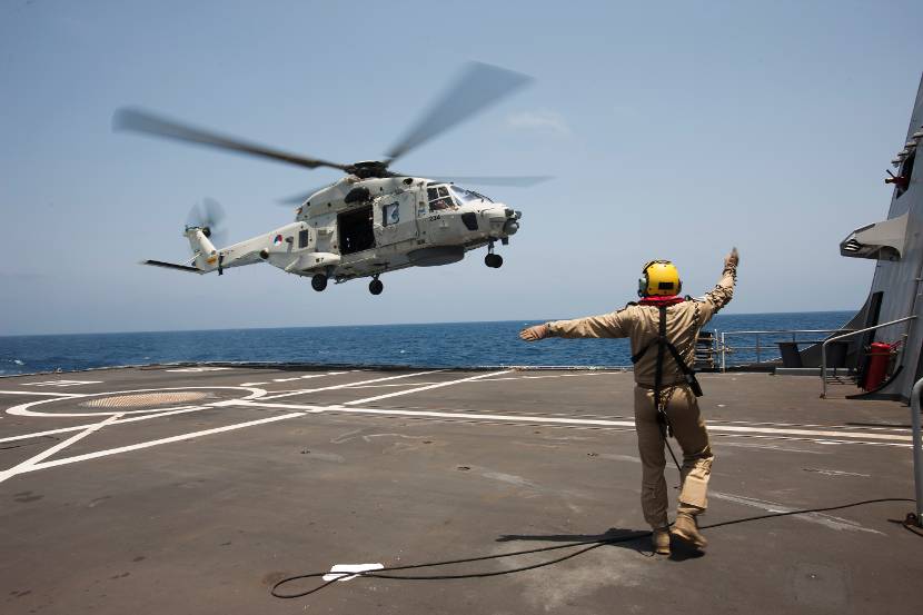 Een NH90 vertrekt voor een patrouille van Zr.Ms. Evertsen tijdens antipiraterijmissie Ocean Shield, mei 2014.