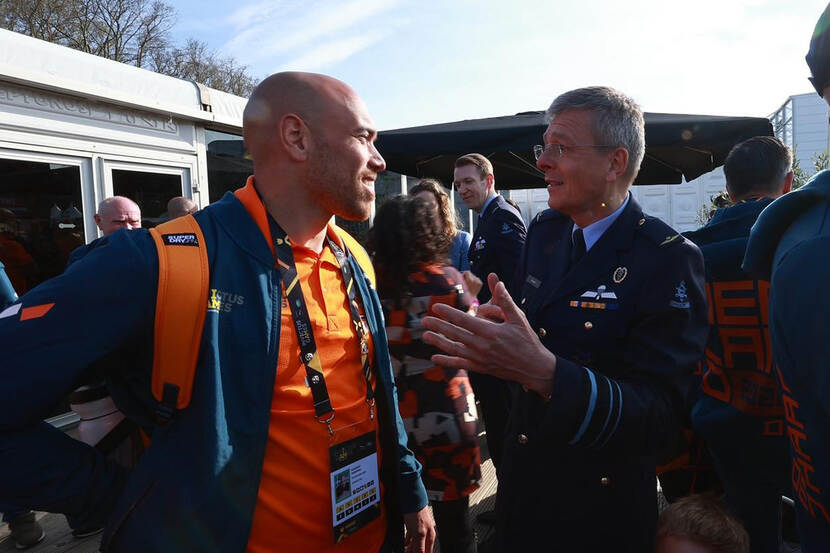 Danielo Mercera in gesprek met luitenant-generaal Mario Verbeek.