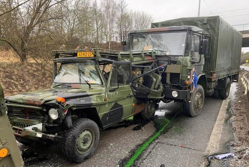 Botsing van militaire voertuigen in Patriot-konvooi.