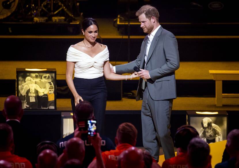 Harry en Meghan op het podium.