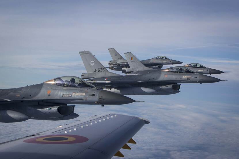Archieffoto Belgische en Nederlandse F-16's die zij aan zij vliegen. De landen beveiligen het luchtruim samen sinds 1 januari 2017.