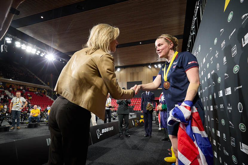 Minister van Defensie Ollongren schudt de hand van een van Invictus-sporters.