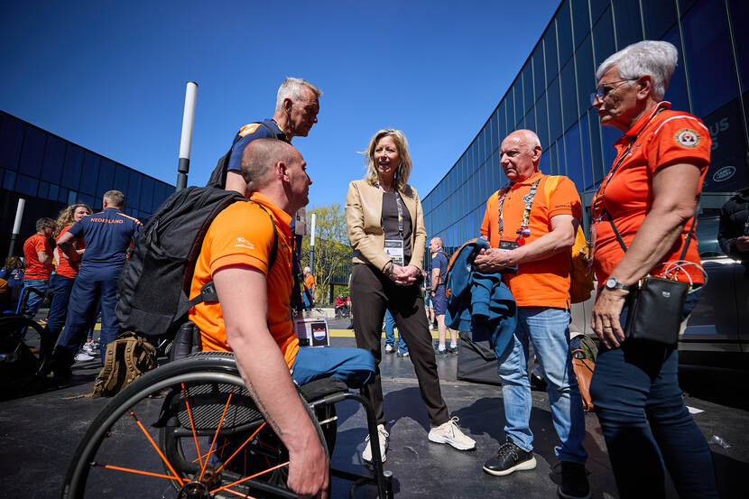 Minister van Defensie Ollongren spreekt met Invictus-sporters en familieleden.