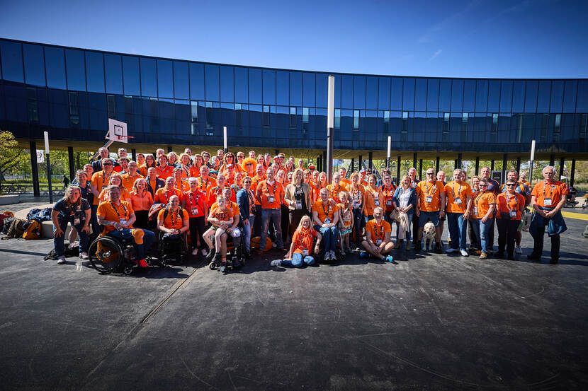 Groepsfoto van de Nederlandse Invictus-equipe en hun familieleden met in het midden minister Ollongren.