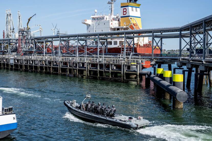 Bootje met NLMARSOF. Op achtergrond ferry.