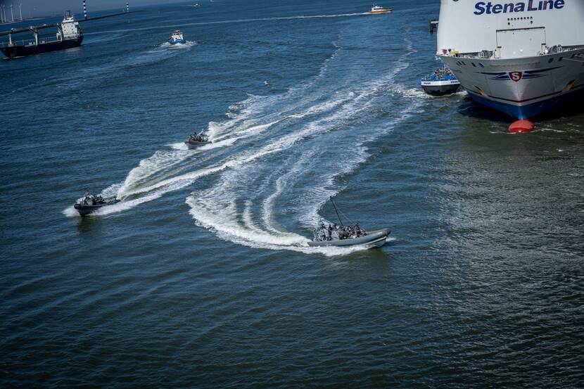 3 FRISC's passeren in volle vaart een schip van de Stena Line.