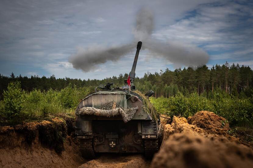 Een Nederlandse Pantserhouwitser vuurt tijdens een oefening Litouwen (juni 2020).