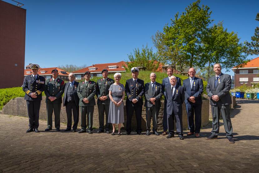 Groepsfoto van gedecoreerden koninklijke onderscheiding met de staatssecretaris