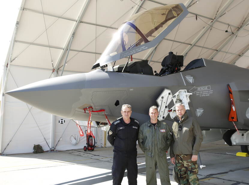 3 militairen voor een F-35.