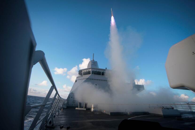 Een raket wordt afgevuurd vanaf een schip.