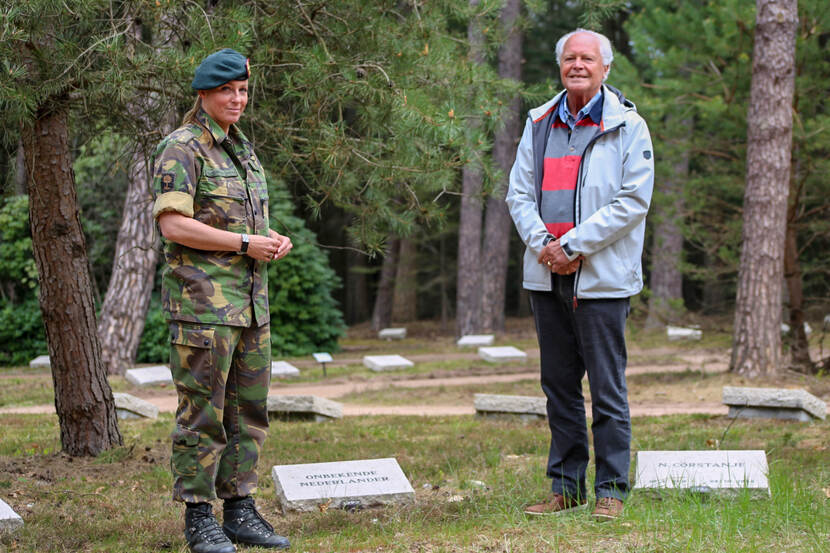 Luitenant Els Schiltmans-Burema van de BIDKL en achterneef Joop Kreukniet bij het graf van Kees Kreukniet dat hernoemd wordt.
