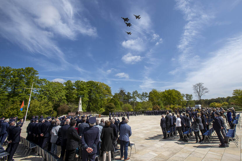 Boven het ‘Monument voor de Gevallenen’ op voormalig Vliegbasis Soesterberg maakten jachtvliegtuigen hun traditionele eerbetoon.