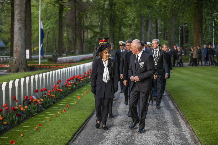 Prinses Margriet en anderen op het Militair Ereveld Grebbeberg in Rhenen.