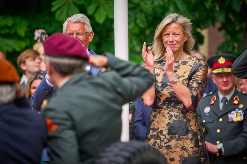 Minister van Defensie Kajsa Ollongren klapt bij het passeren van het defilé.