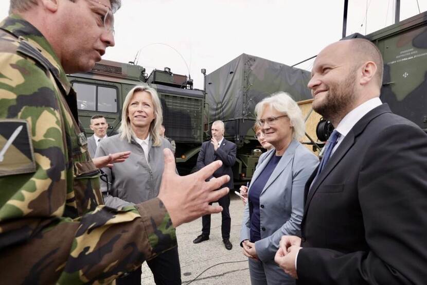 De Nederlandse, Duitse en Slowaakse ministers van Defensie in gesprek met een militair.