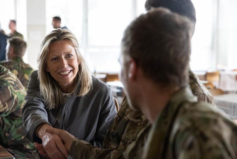 De minister schudt een hand van een militair.