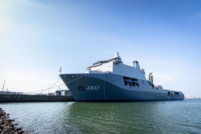 Zr.Ms. Karel Doorman ligt aan de kade.