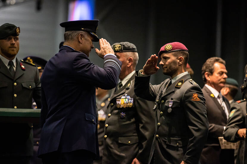 Een militair van de salueert naar Commandant der Strijdkrachten generaal Onno Eichelsheim na het ontvangen van de herinneringsmedaille.