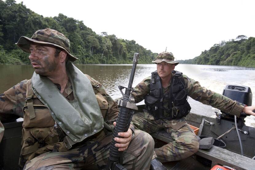 Militairen tijdens een training in de jungle.