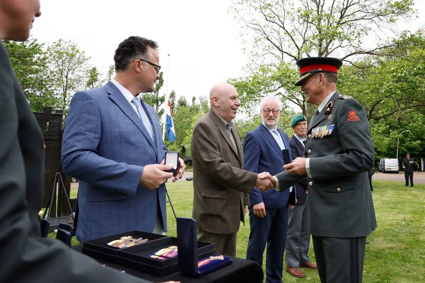 De postume uitreiking van een Mobilisatie-Oorlogskruis door Plaatsvervangend Commandant Landstrijdkrachten generaal-majoor Rob Jeulink.