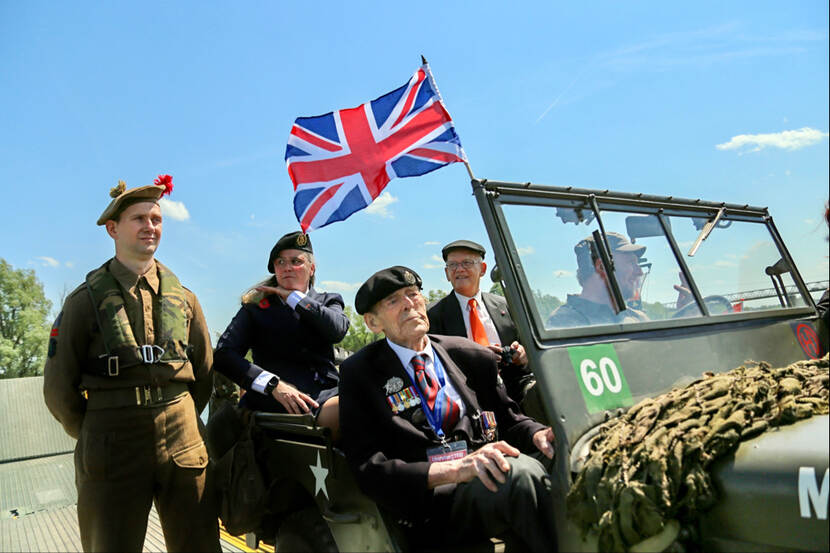 Veteranen in een legervoertuig.