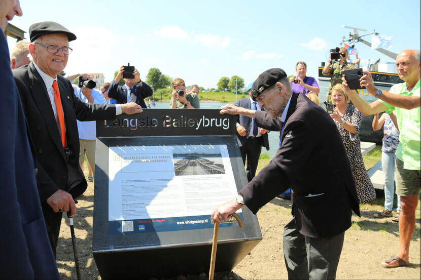 Veteranen onthullen monumenten.