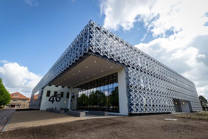 Een nieuw multifunctioneel lesgebouw op de Koning Willem III kazerne in Apeldoorn.