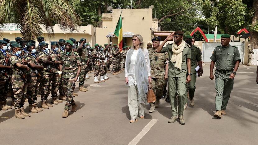 Minister van Defensie Kajsa Ollongren loopt tussen militairen in Mali.