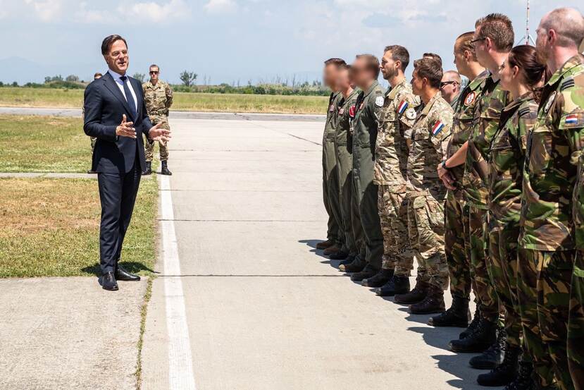 Premier Rutte spreekt het luchtmachtdetachement in Bulgarije toe.