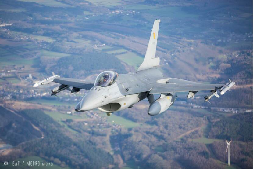 Een vliegende Belgische F-16 van voren bezien.