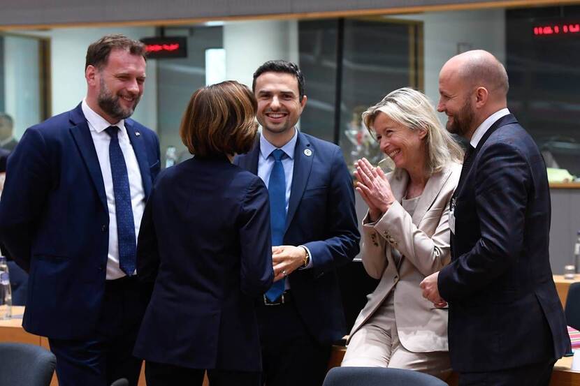 Minister Kajsa Ollongren spreekt met collega's tijdens het overleg van de Europese Defensieministers in Brussel.