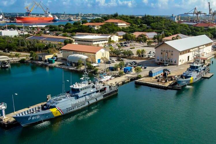 Marinebasis Parera op Curacao. Schepen van de kustwacht liggen aan de kade.