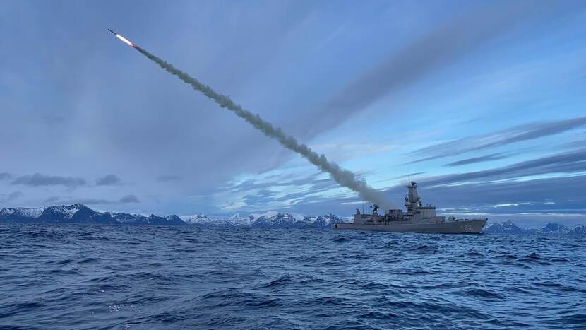 Lancering van raket vanaf marineschip op zee.