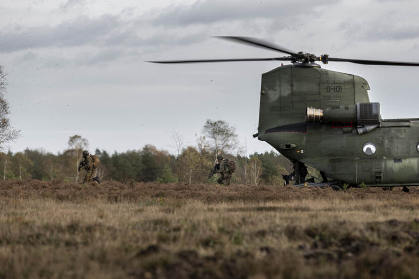 Militairen stijgen uit Chinook-transporthelikopter.