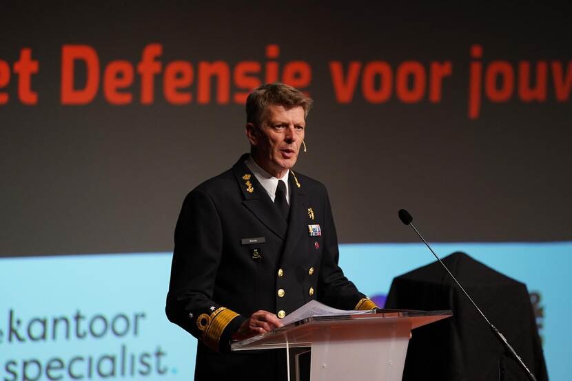Plaatsvervangend Commandant der Strijdkrachten viceadmiraal Boudewijn Boots tijdens zijn speech.