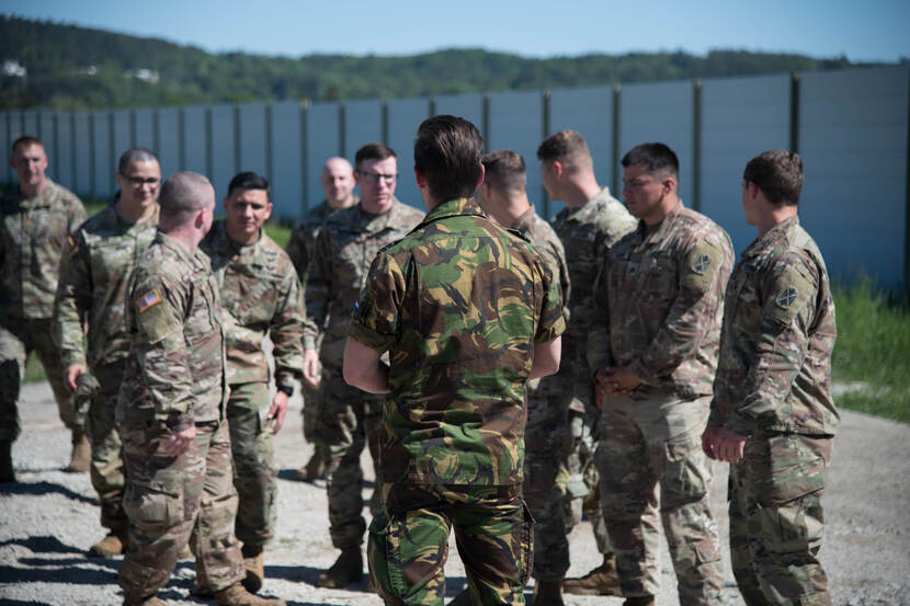 Een Nederlandse militair praat met Amerikaanse collega's.