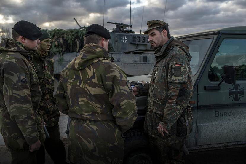 Duitse en Nederlandse militairen.