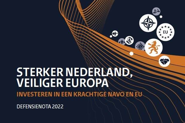 Screenshot van de Defensienota 2022. Tekst: Defensienota 2022. Sterker Nederland, veiliger Europa. Investeren in krachtige NAVO en EU.